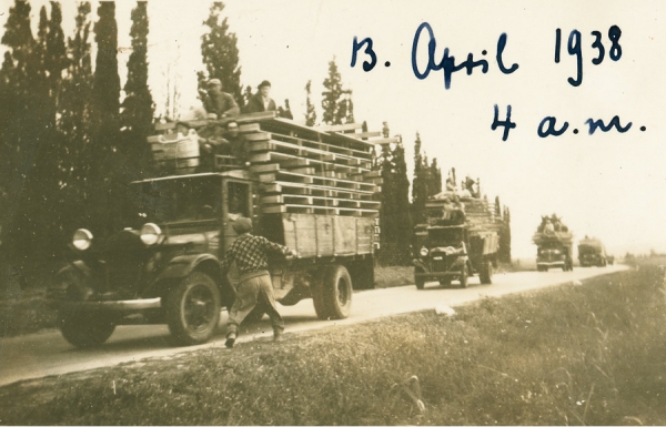 The first barracks for Shavei Zion arrive by trucks.