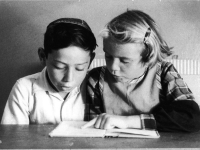 Uri Neckarsulmer and Ruthi Kälberman learning Ivrit.