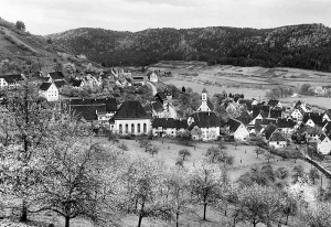 Im Zentrum des Dorfes standen die Synagoge und die katholische Kirche.