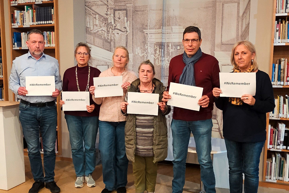 Mitglieder des Vorstands und Beirats des Synagogenvereins setzen ein Zeichen: WeRemember - Holocaust Gedenktag