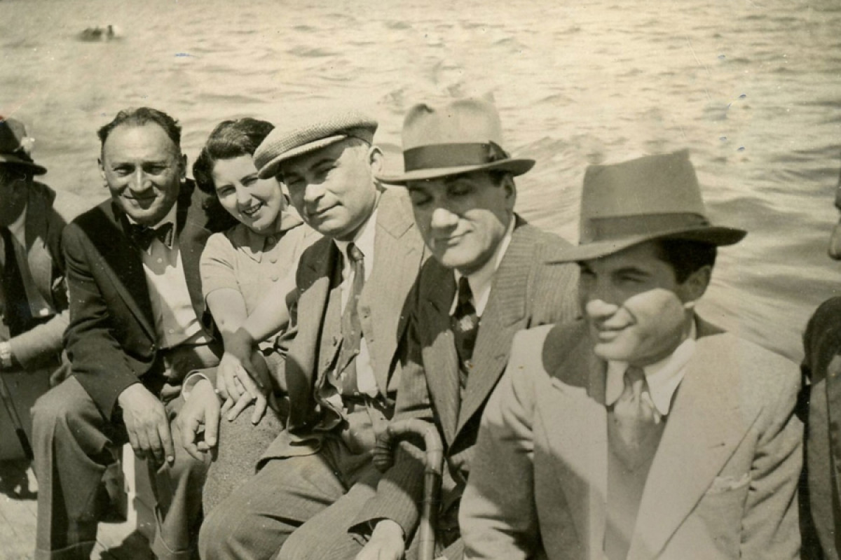 Ankunft im Hafen von Haifa im April 1934: Von links der Dirigent und Pianist Michael Taube, Frau Hohenberg, der Tourneeleiter Arthur Hohenberg, Schmidts Onkel und Manager Leo Engel, Joseph Schmidt