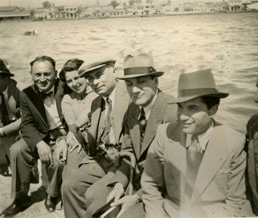 Ankunft im Hafen von Haifa im April 1934: Von links der Dirigent und Pianist Michael Taube, Frau Hohenberg, der Tourneeleiter Arthur Hohenberg, Schmidts Onkel und Manager Leo Engel, Joseph Schmidt