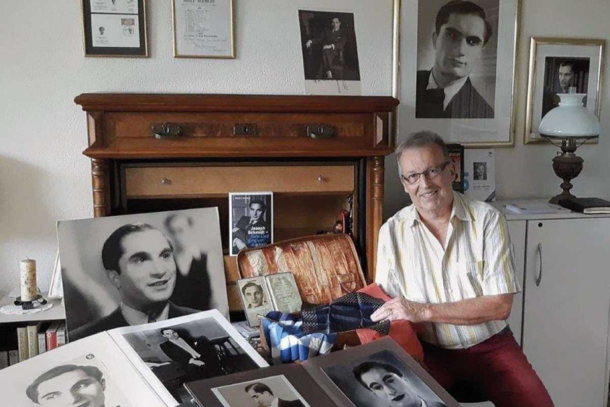 Alfred Fassbind, Leiter des Joseph-Schmidt-Archivs, führt durch die Ausstellung.