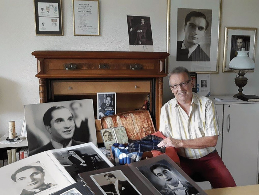 Alfred Fassbind, Leiter des Joseph-Schmidt-Archivs, führt durch die Ausstellung.