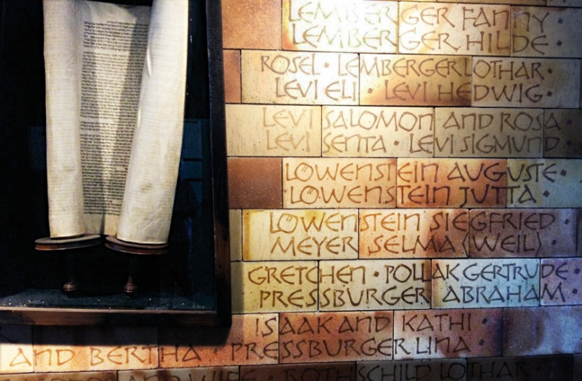 Im Gedenkraum für die Deportierten in Shavei Zion sind auch die Namen der drei Frauen verzeichnet.