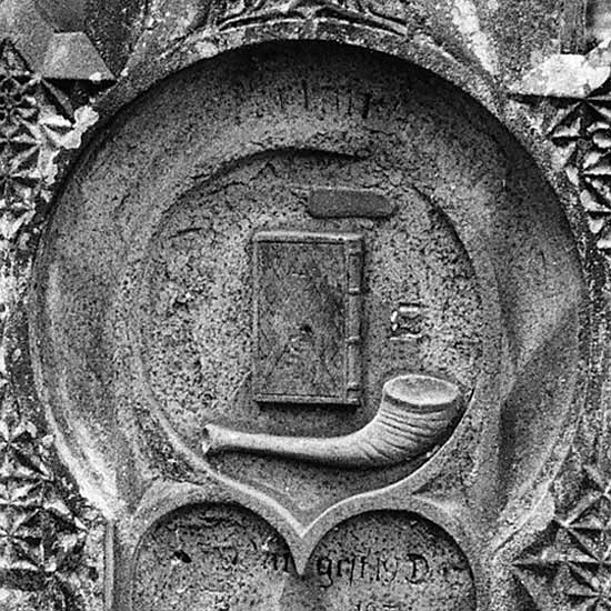 Mohelmesser, Gebetbuch und Schofarhorn stehen für die Aufgaben des Verstorbenen in der jüdischen Gemeinde.