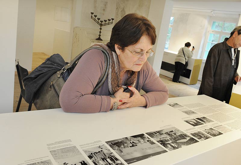 Die Ausstellung über Shavei-Zion 2013 im Betsaal